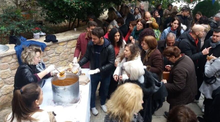 Φωτογραφίες: Ο Ντάνος μοιράζει άρτο στους πιστούς σε Ιερό Ναό 