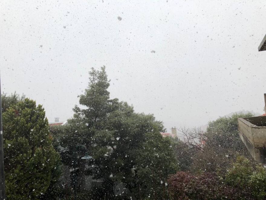 Καιρός: Κακοκαιρία «χτυπάει» την Αττική - Χιόνια σε Πάρνηθα, Πεντέλη και Άγιο Στέφανο 