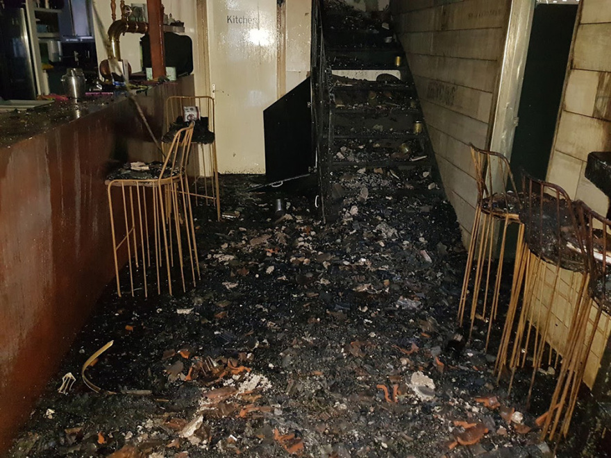 Λέρος: Οι επιχειρηματίες του νησιού στηρίζουν οικονομικά τους ιδιοκτήτες των καταστημάτων που κάηκαν