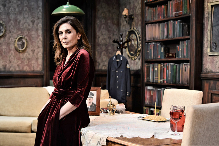 Kατερίνα Διδασκάλου: Η Μυρσίνη από τις Άγριες Μέλισσες θέλει να την ερωτεύονται «ακόμη και οι καρέκλες»