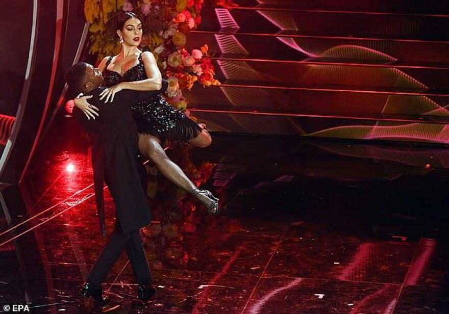 Σαν Ρέμο: Τους «τρέλανε» η σύντροφος του Ρονάλντο με αποκαλυπτικά φορέματα και αισθησιακό τάνγκο!