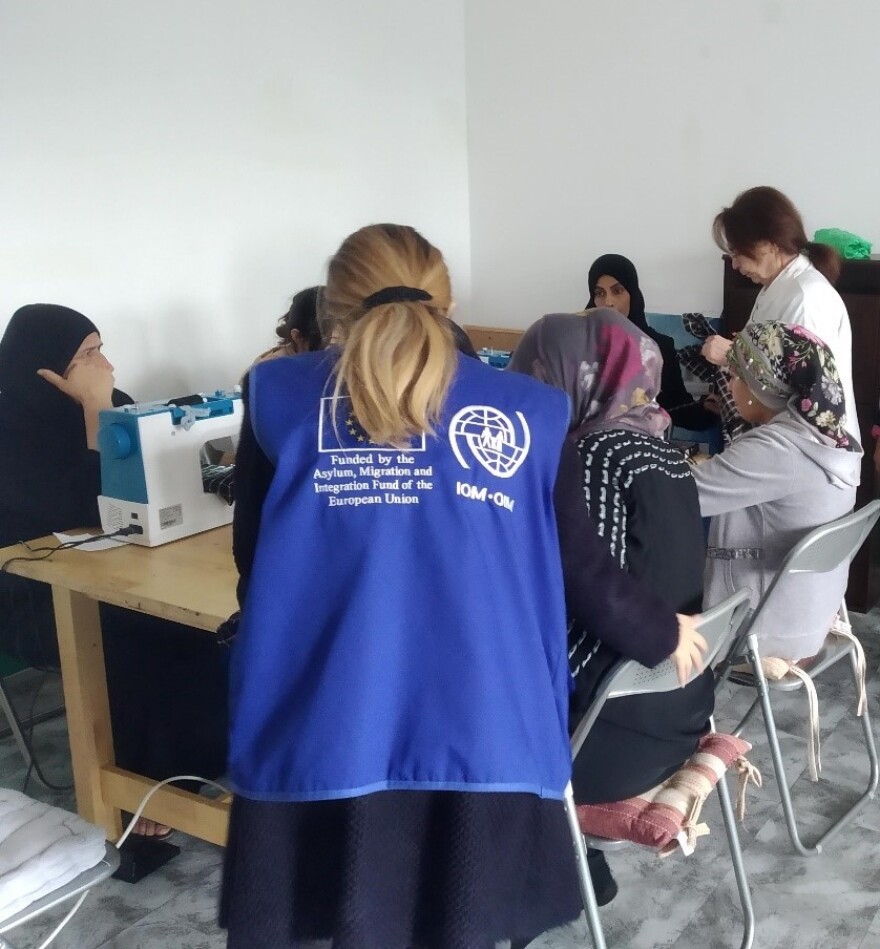 Εργαστήριο μόδας για μετανάστριες στη δομή της Ελευσίνας