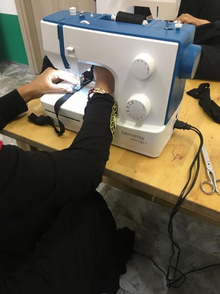 Εργαστήριο μόδας για μετανάστριες στη δομή της Ελευσίνας