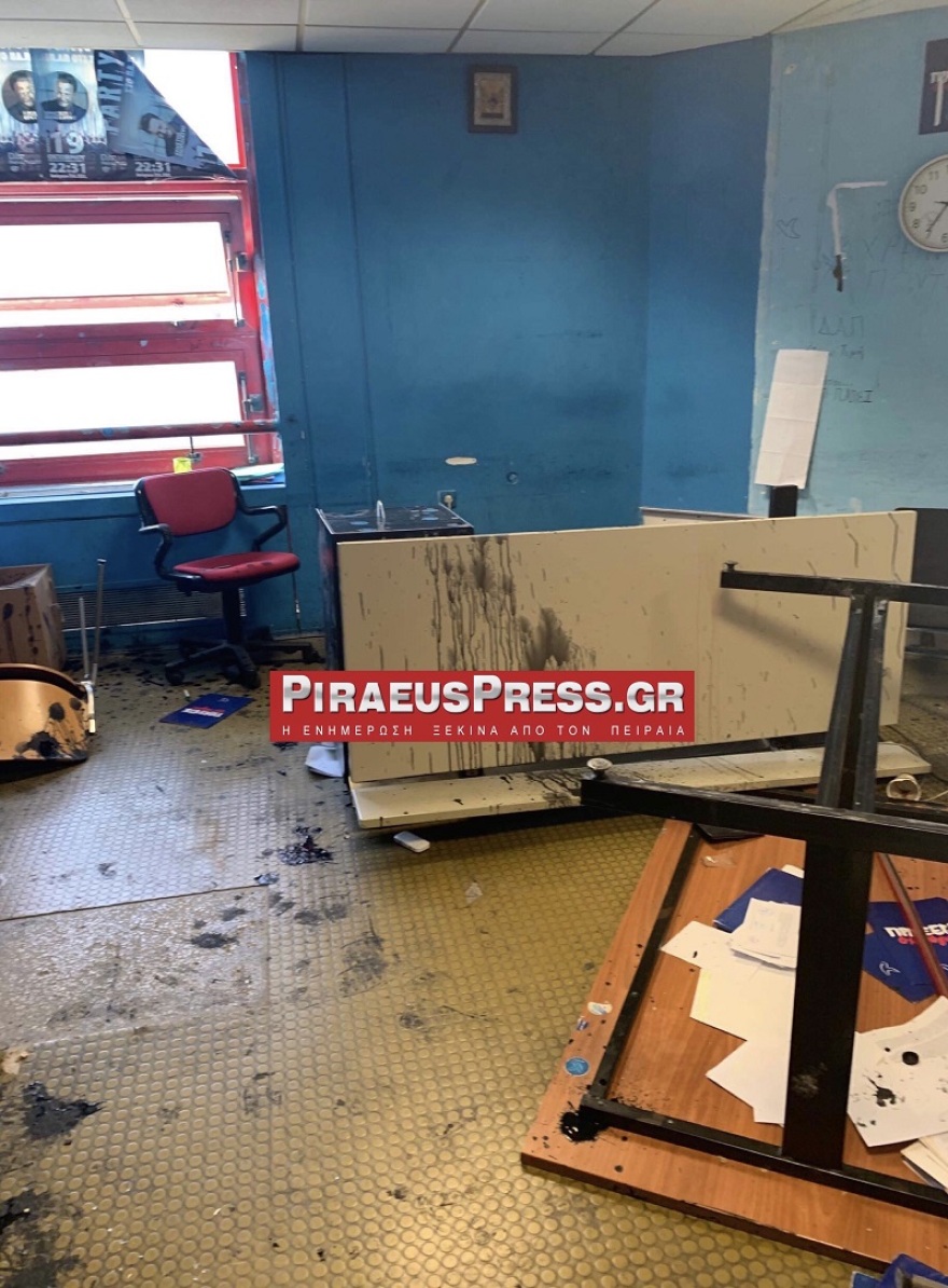 Πανεπιστήμιο Πειραιώς: Άγνωστοι τα έκαναν γυαλιά καρφιά - Έσπασαν τα γραφεία της ΔΑΠ