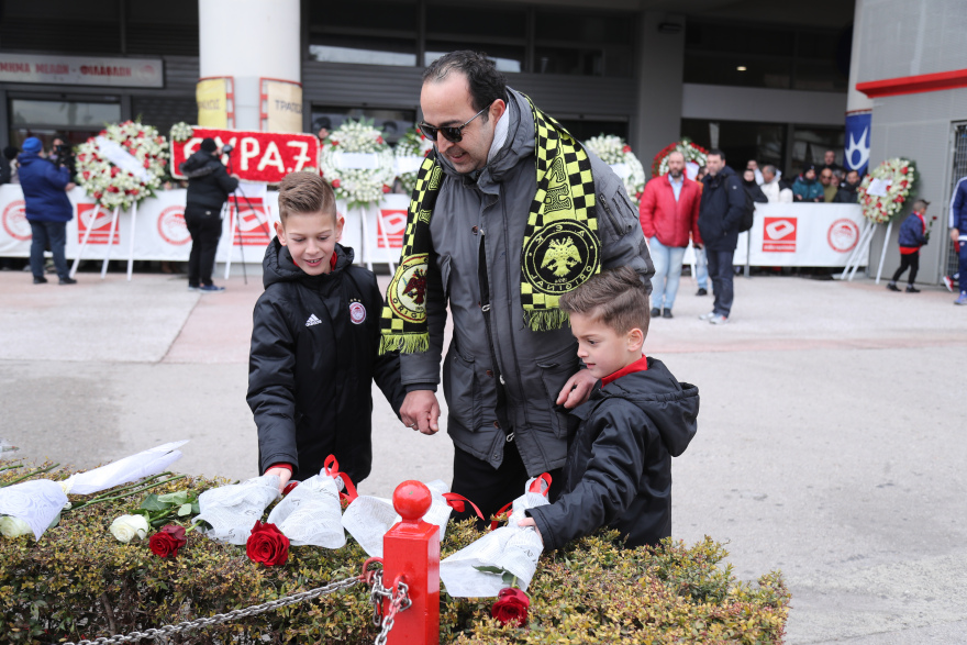 Συγκίνησε ο πατέρας με κασκόλ της ΑΕΚ που τίμησε με τους γιους του τη μνήμη των θυμάτων της Θύρας 7