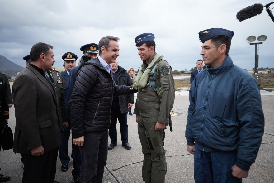 Σούδα: Επίσκεψη Μητσοτάκη στην 115 Πτέρυγα Μάχης 