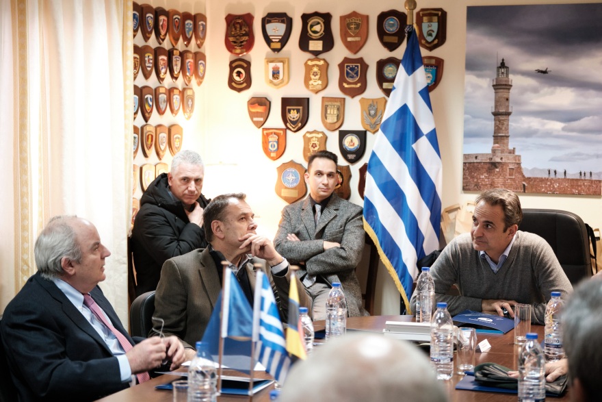 Σούδα: Επίσκεψη Μητσοτάκη στην 115 Πτέρυγα Μάχης 