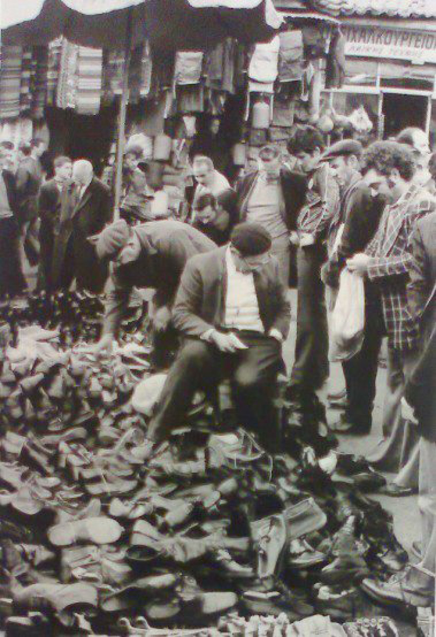 Παλιά παπούτσια, παλιά ρούχα αγοράζω!