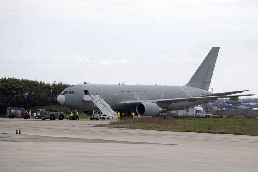 Κορωνοϊός: Η στιγμή που οι δύο Έλληνες από την Ουχάν φτάνουν στην Ελλάδα και μεταφέρονται στο «Σωτηρία» (βίντεο)