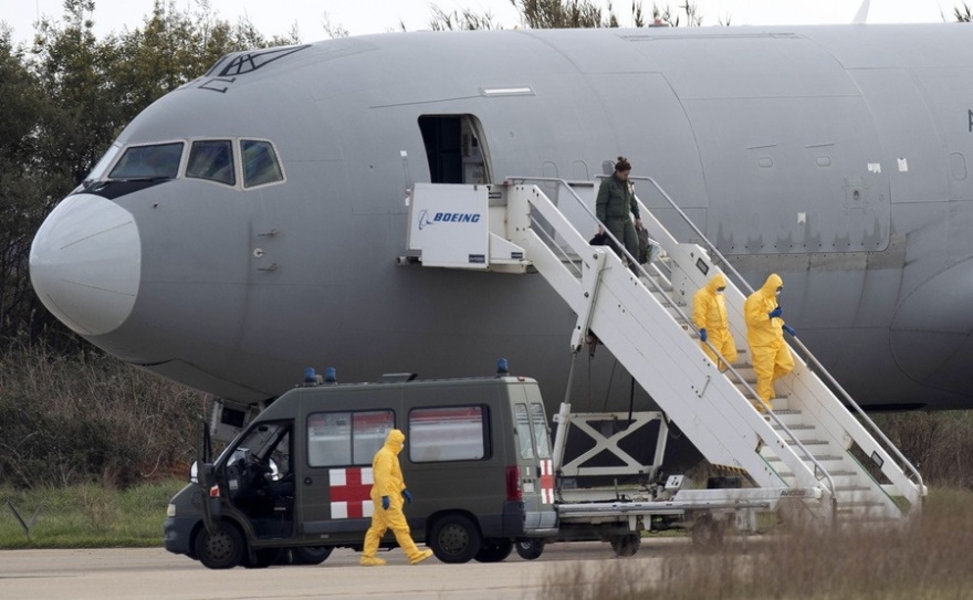 Κορωνοϊός: Η στιγμή που οι δύο Έλληνες από την Ουχάν φτάνουν στην Ελλάδα και μεταφέρονται στο «Σωτηρία» (βίντεο)