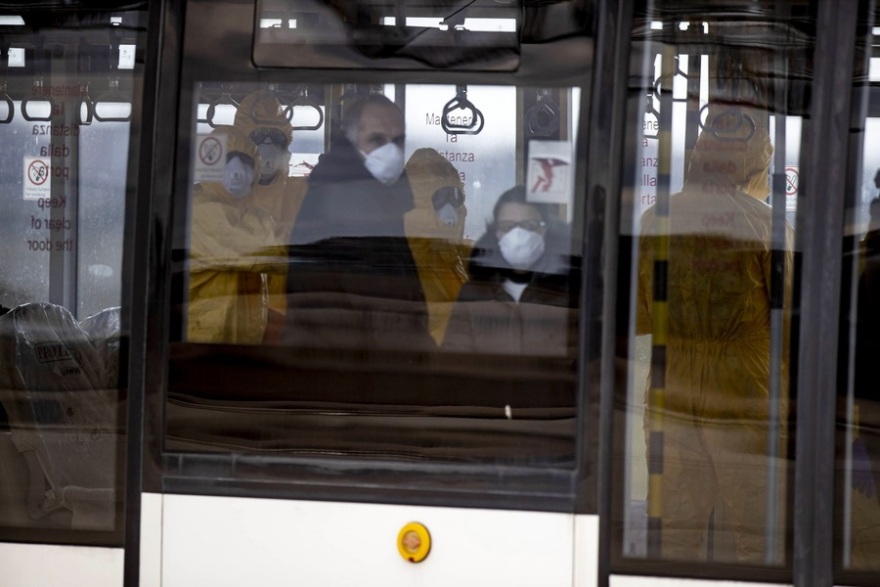 Κορωνοϊός: Η στιγμή που οι δύο Έλληνες από την Ουχάν φτάνουν στην Ελλάδα και μεταφέρονται στο «Σωτηρία» (βίντεο)