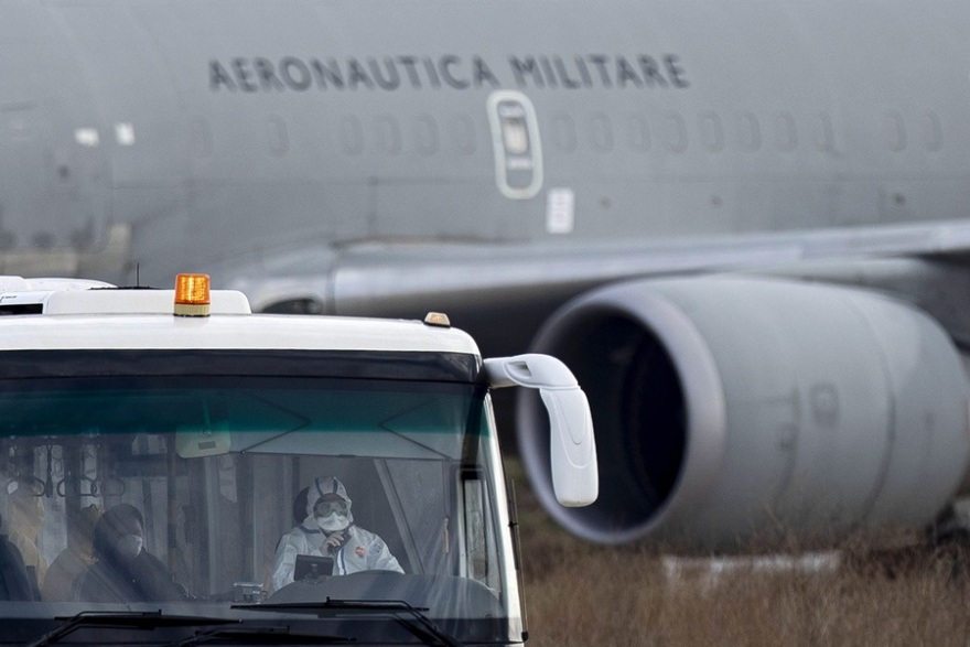 Κορωνοϊός: Η στιγμή που οι δύο Έλληνες από την Ουχάν φτάνουν στην Ελλάδα και μεταφέρονται στο «Σωτηρία» (βίντεο)