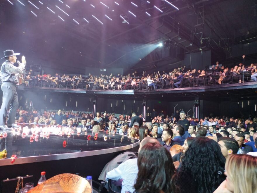 Ένωση Αστυνομικών Υπαλλήλων: Πλήθος κόσμου στην κοπή της πίτας - Τραγούδησε ο Γιώργος Μαζωνάκης