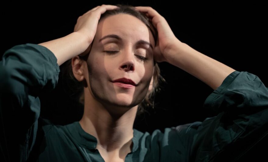 “Girls & Boys”:  Ένας συνταρακτικός μονόλογος με τη Δώρα Παρδάλη