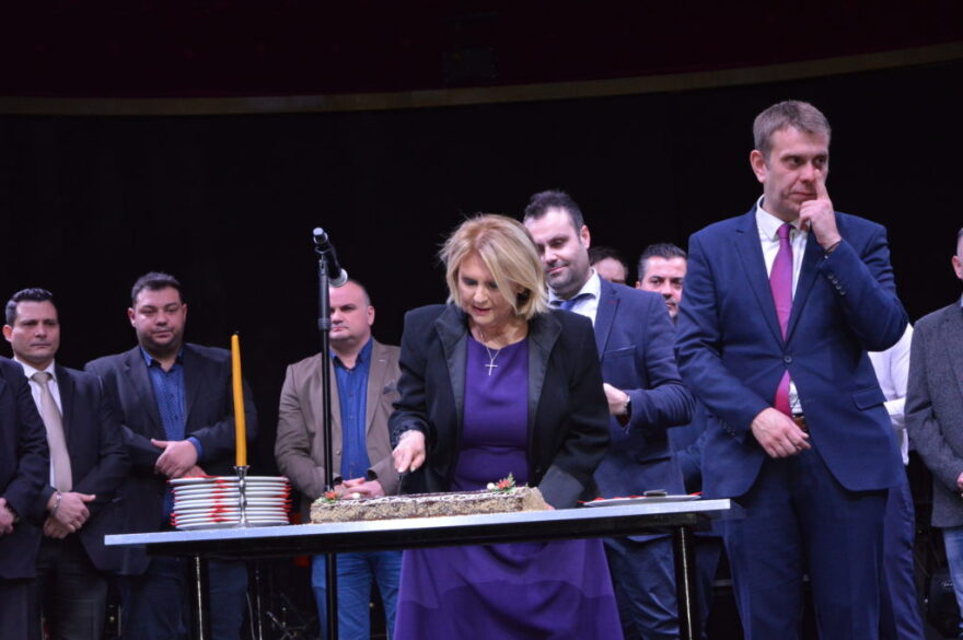 Ένωση Αστυνομικών Υπαλλήλων: Πλήθος κόσμου στην κοπή της πίτας - Τραγούδησε ο Γιώργος Μαζωνάκης