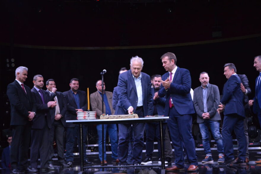 Ένωση Αστυνομικών Υπαλλήλων: Πλήθος κόσμου στην κοπή της πίτας - Τραγούδησε ο Γιώργος Μαζωνάκης