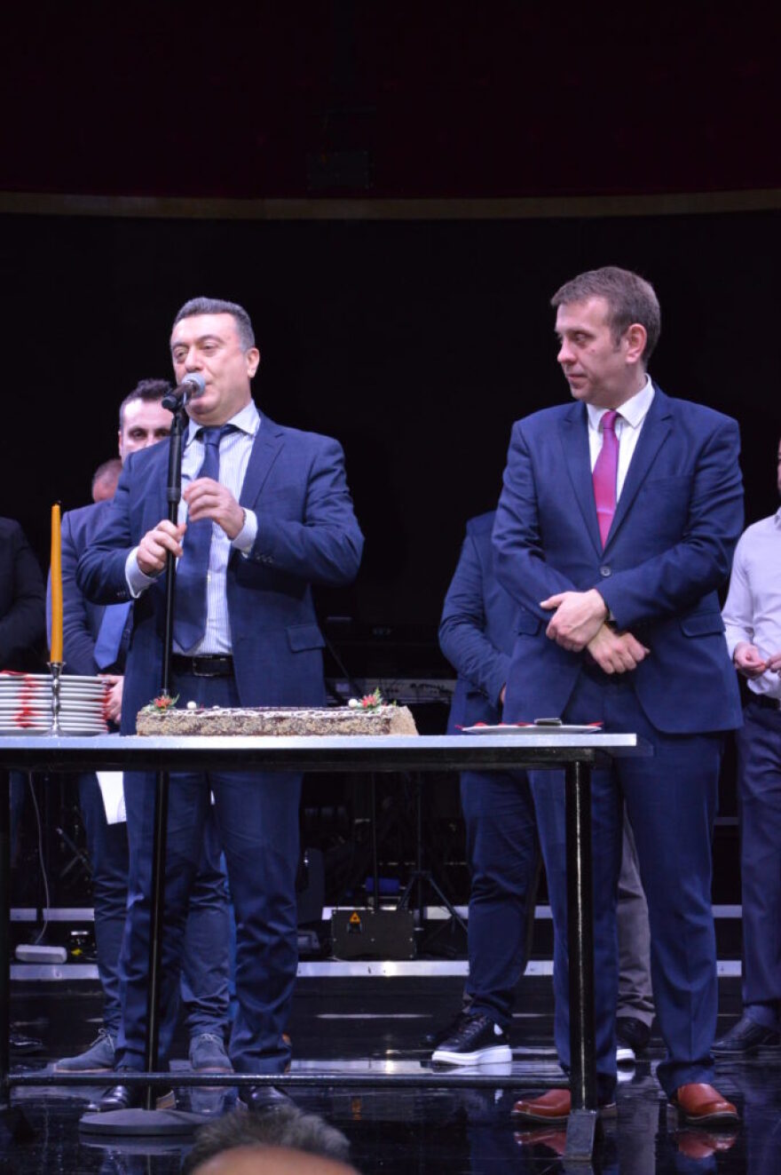 Ένωση Αστυνομικών Υπαλλήλων: Πλήθος κόσμου στην κοπή της πίτας - Τραγούδησε ο Γιώργος Μαζωνάκης