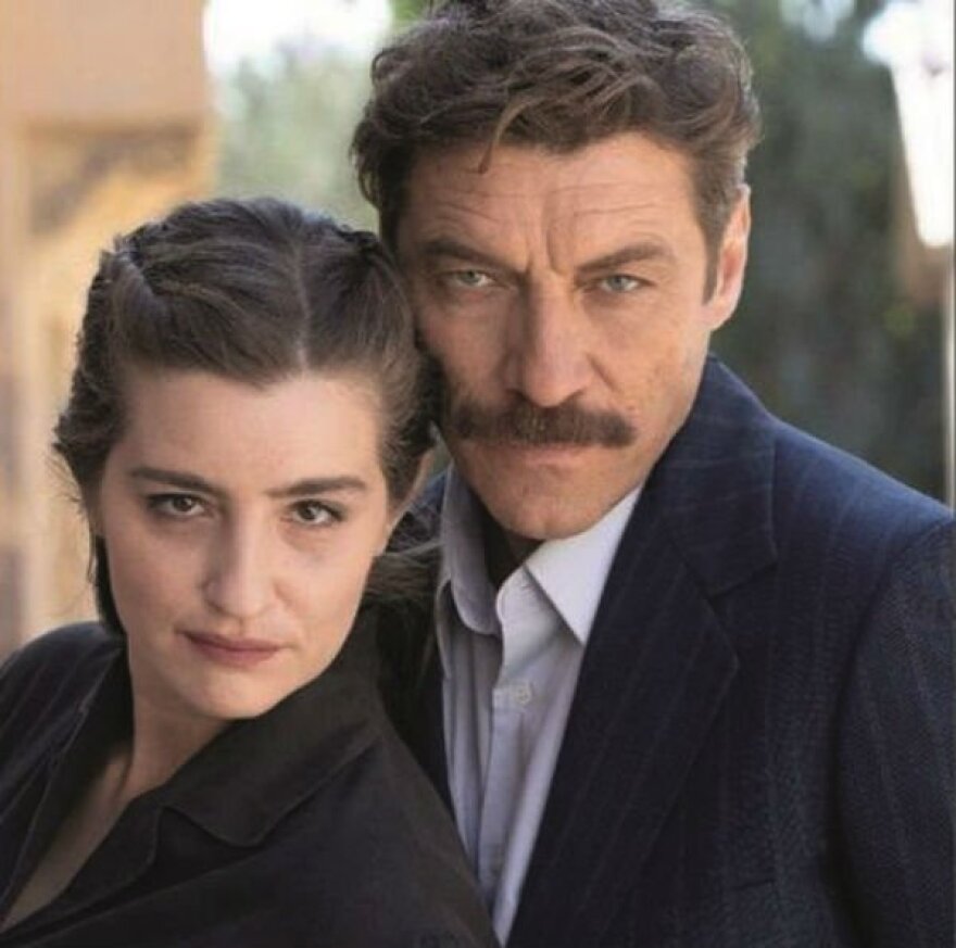 Άγριες Μέλισσες: Γιατί ο Κυπραίος παρατάει την Ελένη στα σκαλιά της εκκλησίας