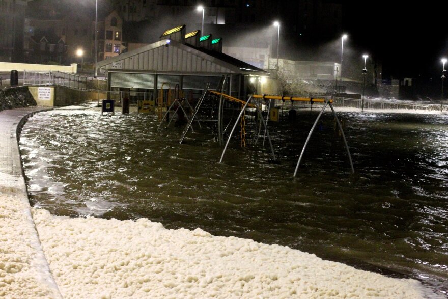 Κακοκαιρία «Κιάρα»: «Βυθισμένη πολιτεία» η Βρετανία - Συγκλονιστικά βίντεο από τη μάχη με τη φύση