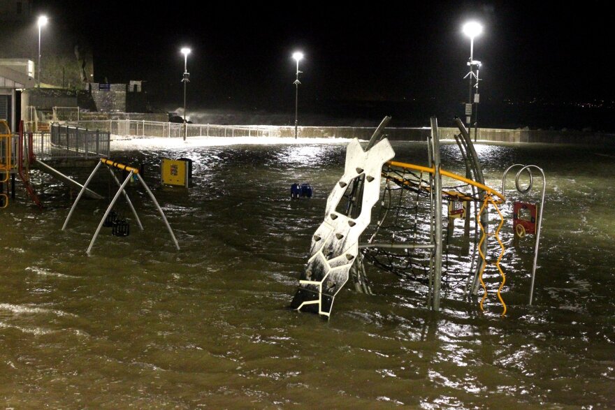 Κακοκαιρία «Κιάρα»: «Βυθισμένη πολιτεία» η Βρετανία - Συγκλονιστικά βίντεο από τη μάχη με τη φύση
