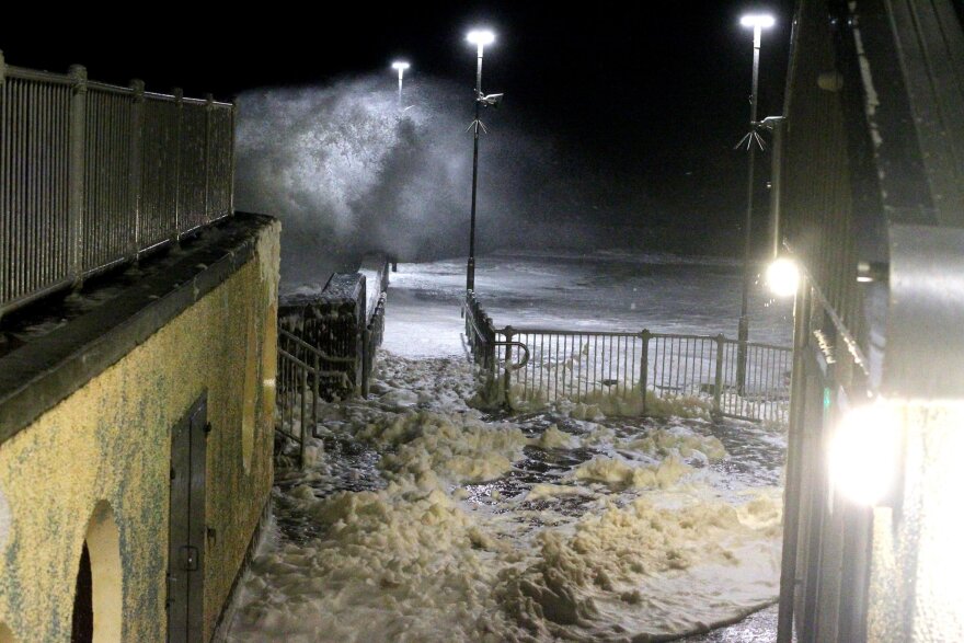 Κακοκαιρία «Κιάρα»: «Βυθισμένη πολιτεία» η Βρετανία - Συγκλονιστικά βίντεο από τη μάχη με τη φύση