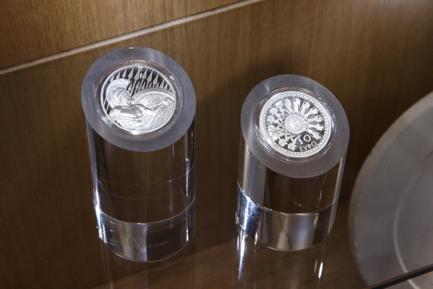 Δείτε τα νομίσματα για την επέτειο των 2.500 ετών από τη Μάχη των Θερμοπυλών και τη Ναυμαχία της Σαλαμίνας