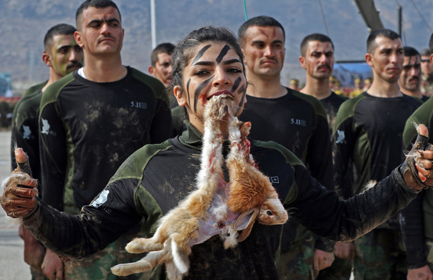 Φωτογραφίες: Μία τελετή αποφοίτησης όλο... φρίκη - Γυναίκες Πεσμεργκά δάγκωσαν από κουνέλια μέχρι φίδια!