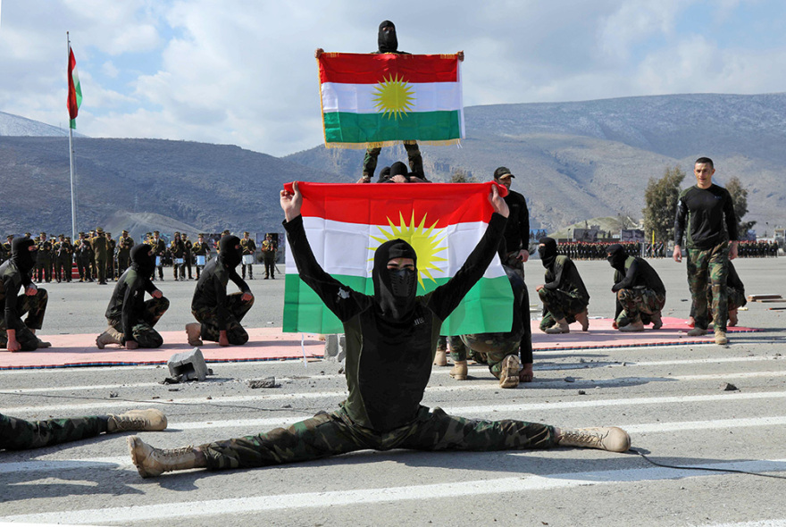 Φωτογραφίες: Μία τελετή αποφοίτησης όλο... φρίκη - Γυναίκες Πεσμεργκά δάγκωσαν από κουνέλια μέχρι φίδια!