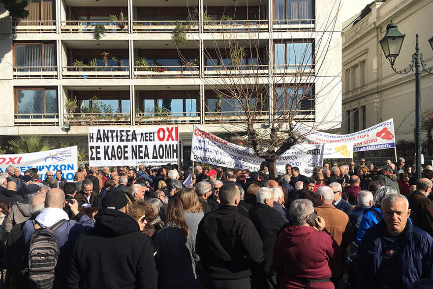 Μεταναστευτικό: Συγκέντρωση νησιωτών στην Αθήνα - «Εξω οι φασίστες», φώναξαν σε Κασιδιάρη και Λαγό