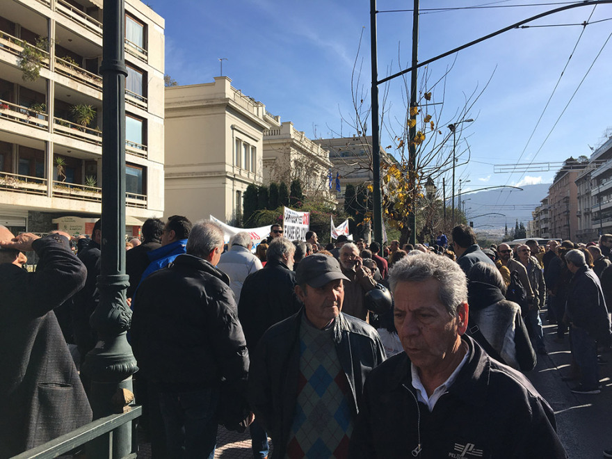 Μεταναστευτικό: Συγκέντρωση νησιωτών στην Αθήνα - «Εξω οι φασίστες», φώναξαν σε Κασιδιάρη και Λαγό