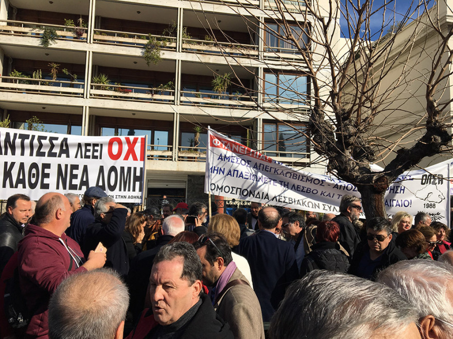 Μεταναστευτικό: Συγκέντρωση νησιωτών στην Αθήνα - «Εξω οι φασίστες», φώναξαν σε Κασιδιάρη και Λαγό