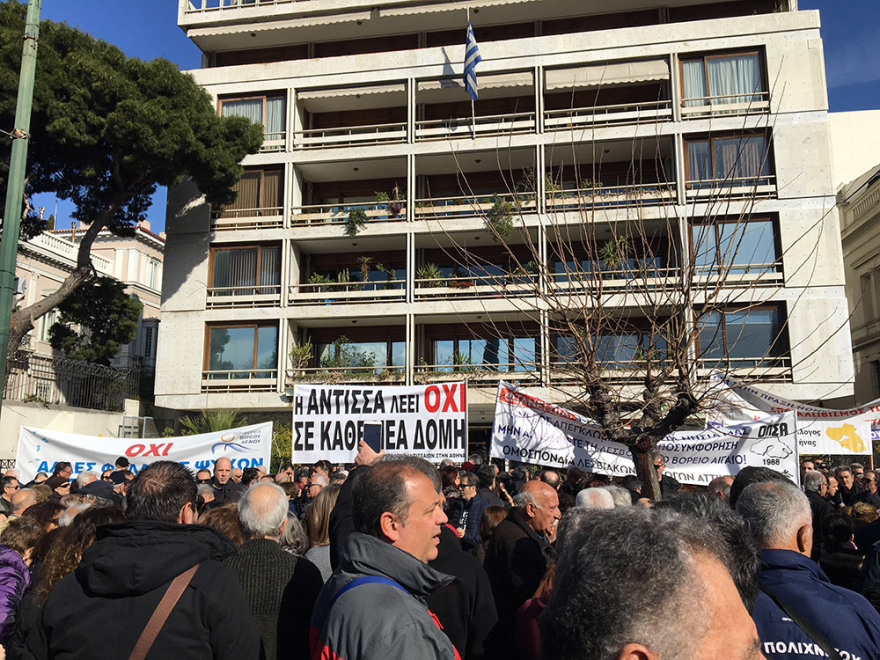 Μεταναστευτικό: Συγκέντρωση νησιωτών στην Αθήνα - «Εξω οι φασίστες», φώναξαν σε Κασιδιάρη και Λαγό