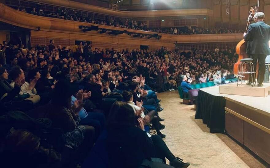 O Δημήτρης Σκύλλας έρχεται με το «Kyrie Eleison» στη Στέγη Ιδρύματος Ωνάση