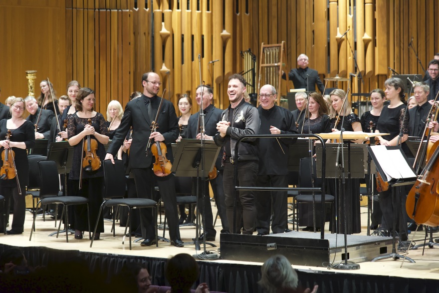 O Δημήτρης Σκύλλας έρχεται με το «Kyrie Eleison» στη Στέγη Ιδρύματος Ωνάση