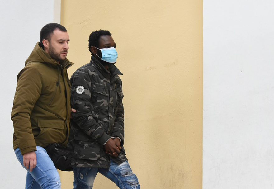 Στα δικαστήρια της Ευελπίδων ο πατέρας της 7χρονης Βαλεντίν για να απολογηθεί - Δείτε φωτογραφίες