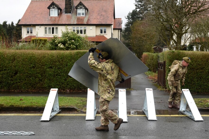 Η φονική καταιγίδα «Ντένις» σαρώνει τη Βρετανία - Δύο νεκροί