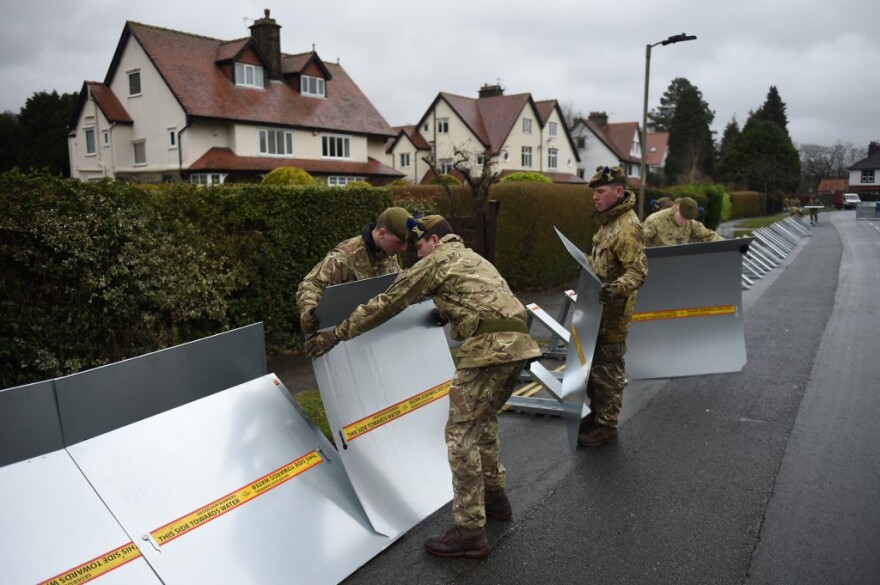 Η φονική καταιγίδα «Ντένις» σαρώνει τη Βρετανία - Δύο νεκροί