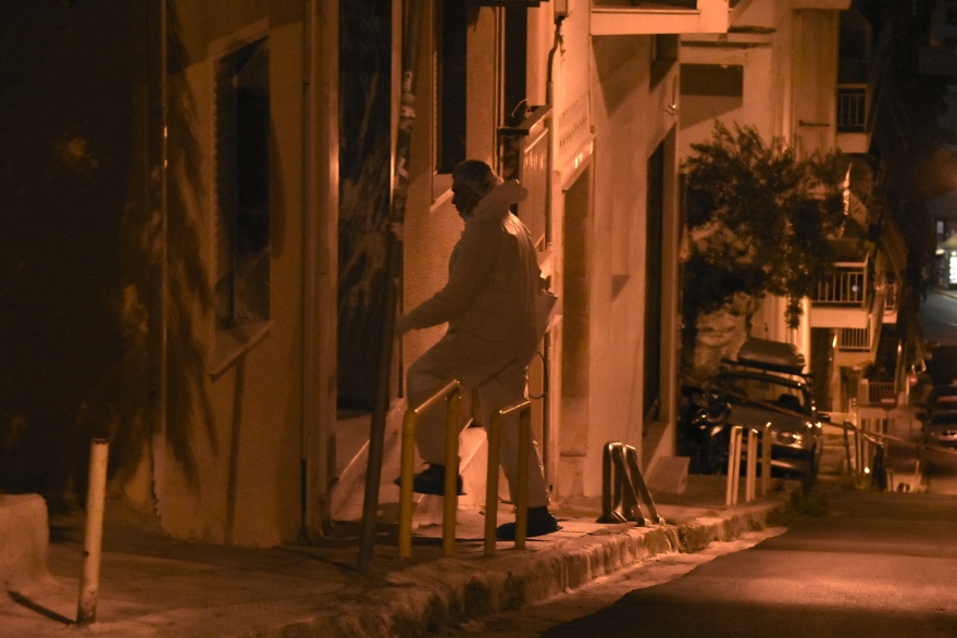 Φρίκη με νεκρό βρέφος στο Παίδων - Δείτε φωτογραφίες από το διαμέρισμα όπου φιλοξενούνται οι Σύροι γονείς