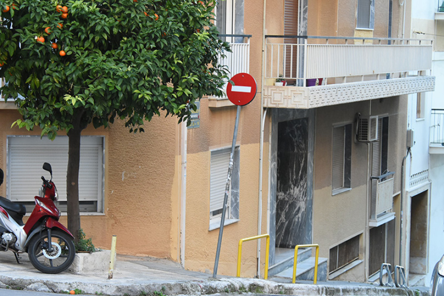 Φρίκη με νεκρό βρέφος στο Παίδων - Δείτε φωτογραφίες από το διαμέρισμα όπου φιλοξενούνται οι Σύροι γονείς