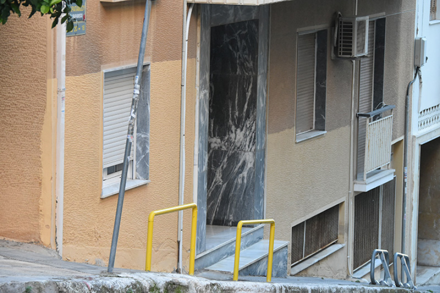 Φρίκη με νεκρό βρέφος στο Παίδων - Δείτε φωτογραφίες από το διαμέρισμα όπου φιλοξενούνται οι Σύροι γονείς