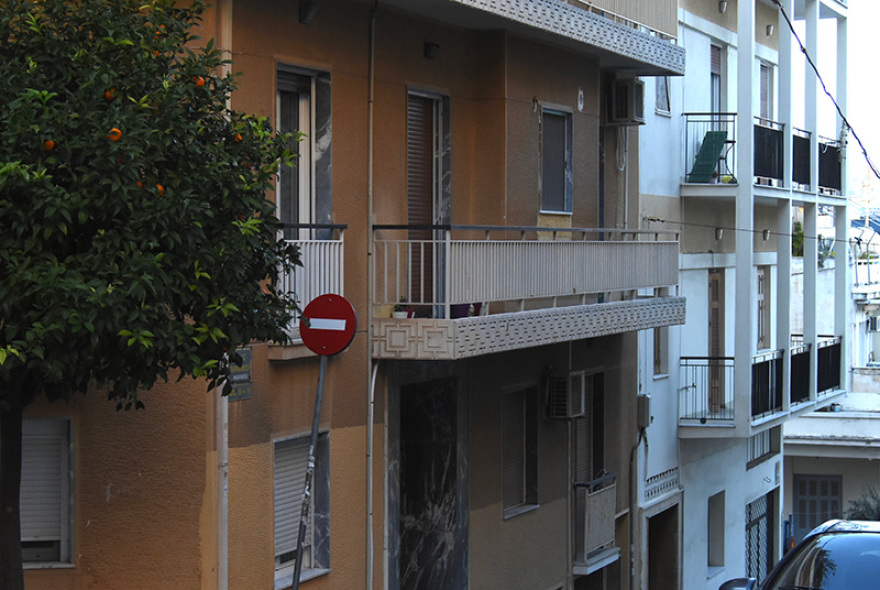 Φρίκη με νεκρό βρέφος στο Παίδων - Δείτε φωτογραφίες από το διαμέρισμα όπου φιλοξενούνται οι Σύροι γονείς