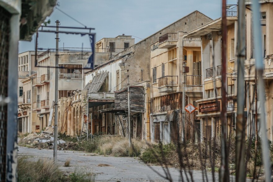 Αμμόχωστος: Ανατριχιαστικό φωτογραφικό οδοιπορικό στην πόλη-φάντασμα