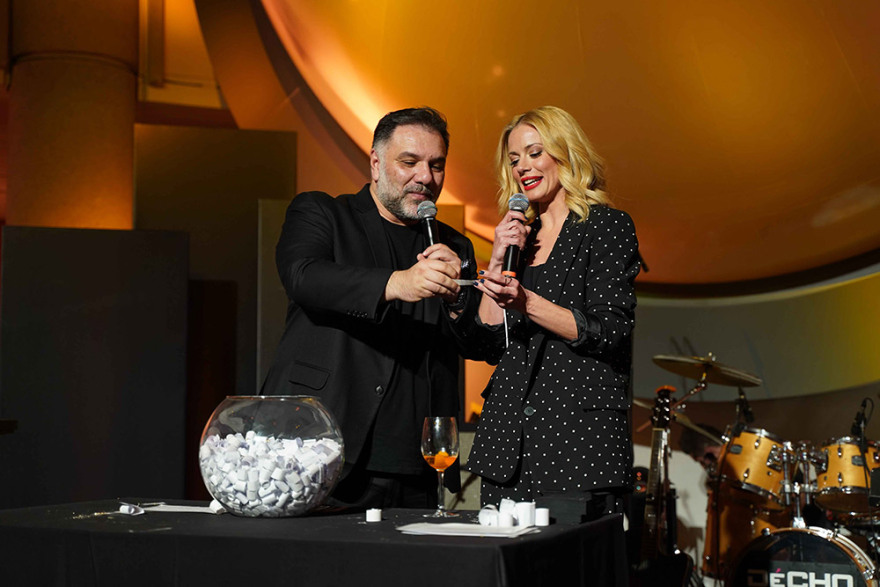  ANTΕΝΝΑ: Λάμψη και γιορτινή ατμόσφαιρα στην κοπή της πρωτοχρονιάτικης πίτας