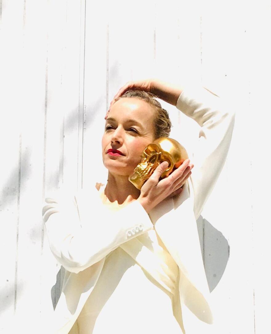 «Transatlantic»: Μια εικαστική περφόρμανς για τη βία στο θέατρο Ροές