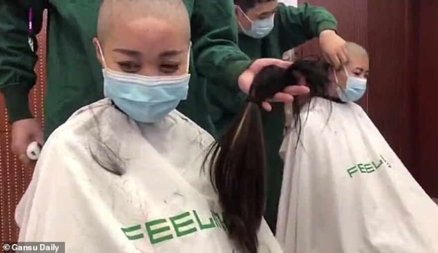 Κορωνοϊός: Κινέζες γιατροί ξύρισαν το κεφάλι τους ύστερα από εντολή της διεύθυνσης νοσοκομείου 