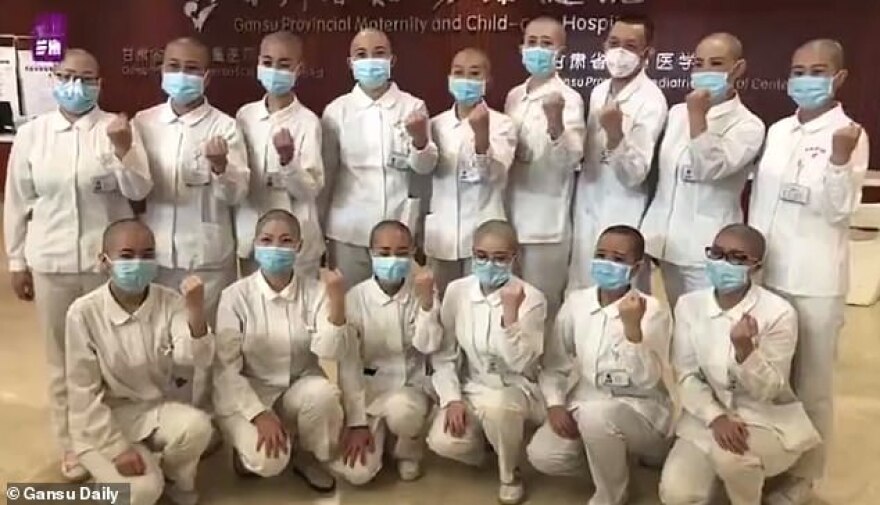 Κορωνοϊός: Κινέζες γιατροί ξύρισαν το κεφάλι τους ύστερα από εντολή της διεύθυνσης νοσοκομείου 