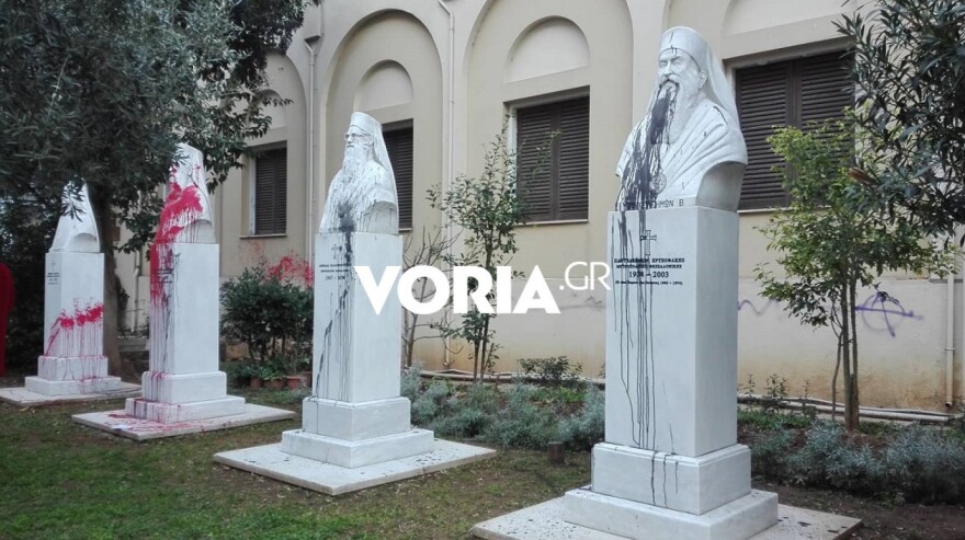 Θεσσαλονίκη: Άγνωστοι πέταξαν μπογιές και τρικάκια στη Μητρόπολη