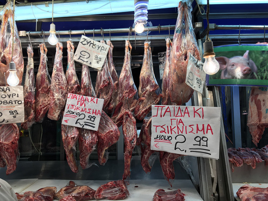 Τσικνοπέμπτη: Τσίκνα, χορός και τραγούδι στη Βαρβάκειο