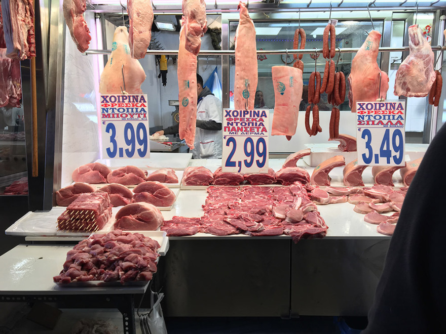 Τσικνοπέμπτη: Τσίκνα, χορός και τραγούδι στη Βαρβάκειο