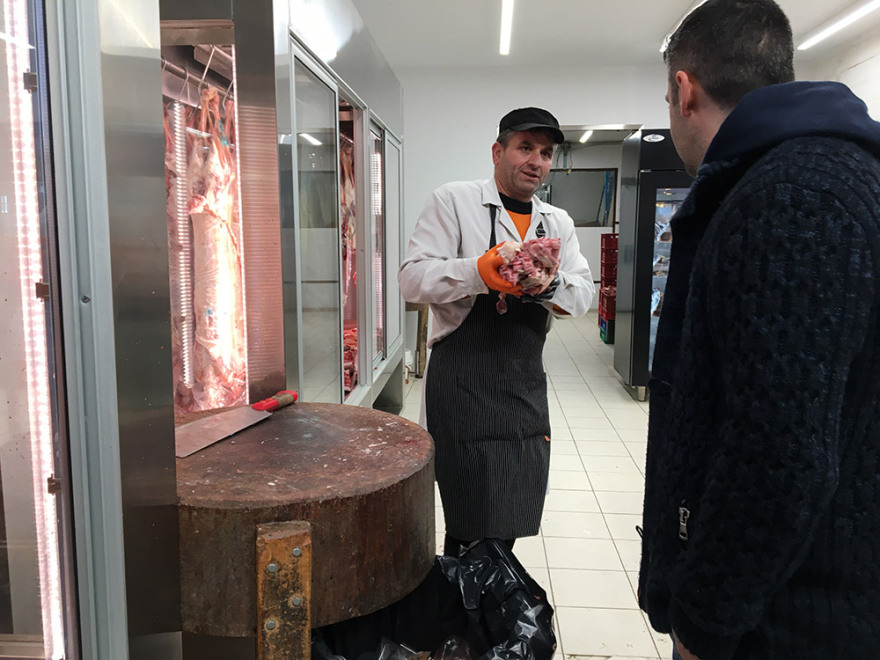 Τσικνοπέμπτη: Τσίκνα, χορός και τραγούδι στη Βαρβάκειο